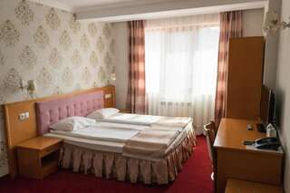 Отель Hotel Uzunski Смолян Трехместный номер-1